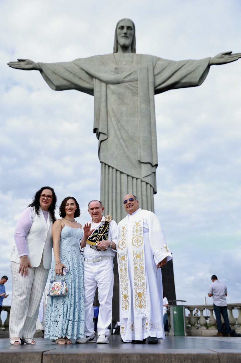 Lilian, Livian e Renato Aragao com Padre Omar